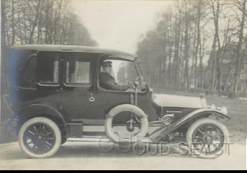 Benz 74.jpg - Firma Broederlet verkocht vanuit de 1e Dorpsstraat diverse oude auto's waaronder deze: Benz 20 pk. Eigenaar auto: van Romondt Vis (Huize Schoonoord). Opname tussen 1910-30